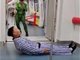 2男子地铁内身着病号服绿巨人互拍 引发乘客恐慌